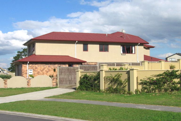 Photo of property in 13 Onemana Way, Te Atatu Peninsula, Auckland, 0610