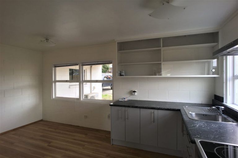 Photo of property in 2/4 Regal Place, Forrest Hill, Auckland, 0620