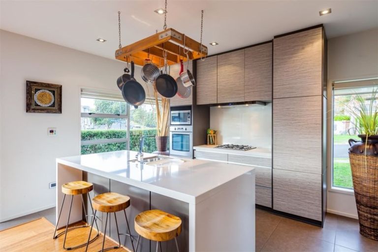 Photo of property in 16 Canyon Drive, Oteha, Auckland, 0632