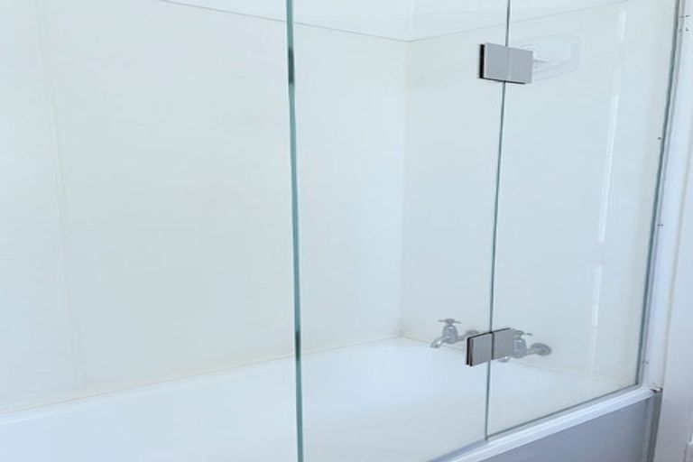 Photo of property in 1/29 Howard Road, Northcote, Auckland, 0627