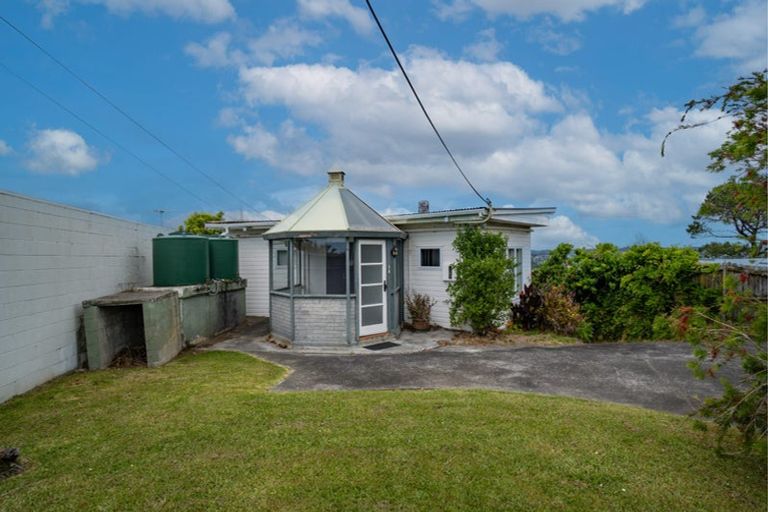 Photo of property in 31 Roberts Road, Matakatia, Whangaparaoa, 0930