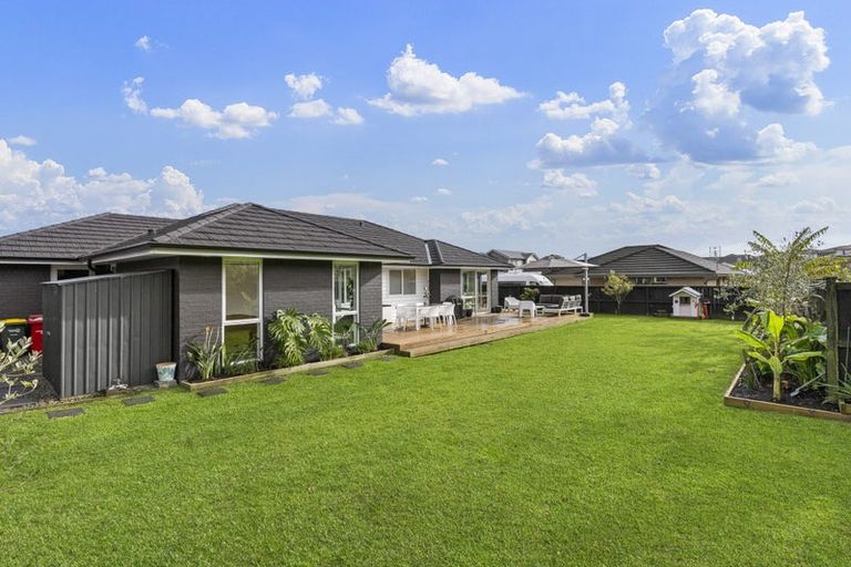 Photo of property in 37 Couldrey Crescent, Red Beach, 0932