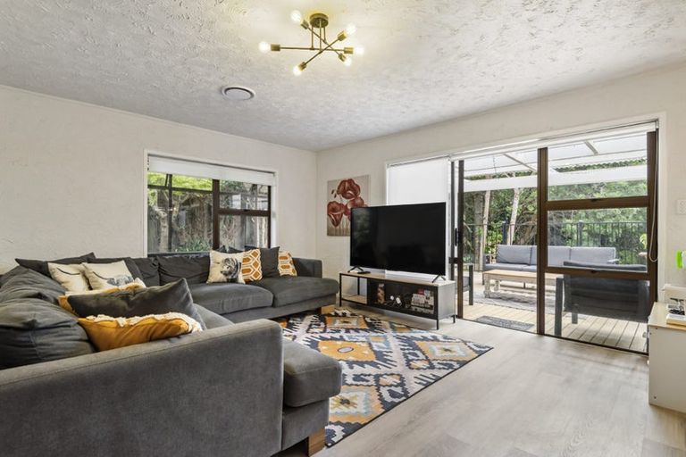 Photo of property in 10 Portsea Place, Chatswood, Auckland, 0626
