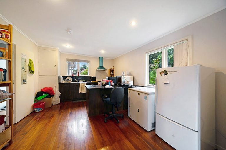 Photo of property in 27 Kohekohe Street, New Lynn, Auckland, 0600