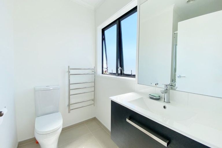 Photo of property in 5/2 Frances Bryers Road, Hobsonville, Auckland, 0616