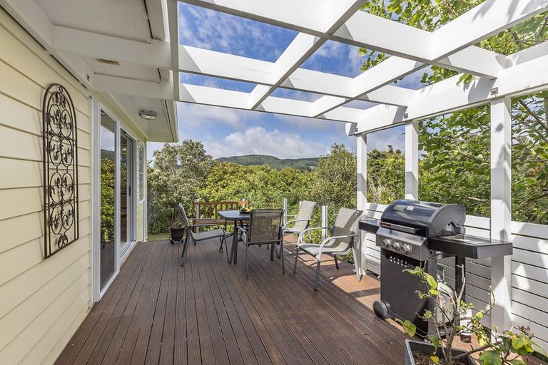 Photo of property in 28 Bartlett Grove, Tawa, Wellington, 5028