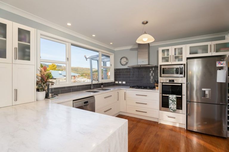 Photo of property in 2 Fitzwilliam Terrace, Tawa, Wellington, 5028