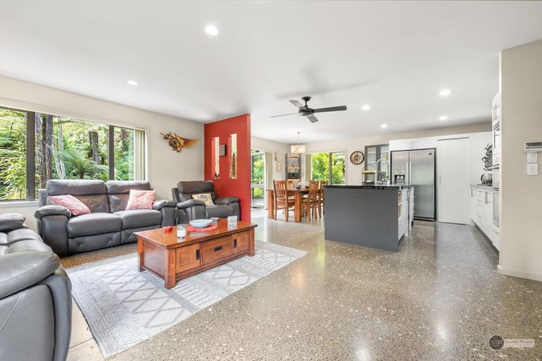 Photo of property in 2 Lowry Heights, Stokes Valley, Lower Hutt, 5019