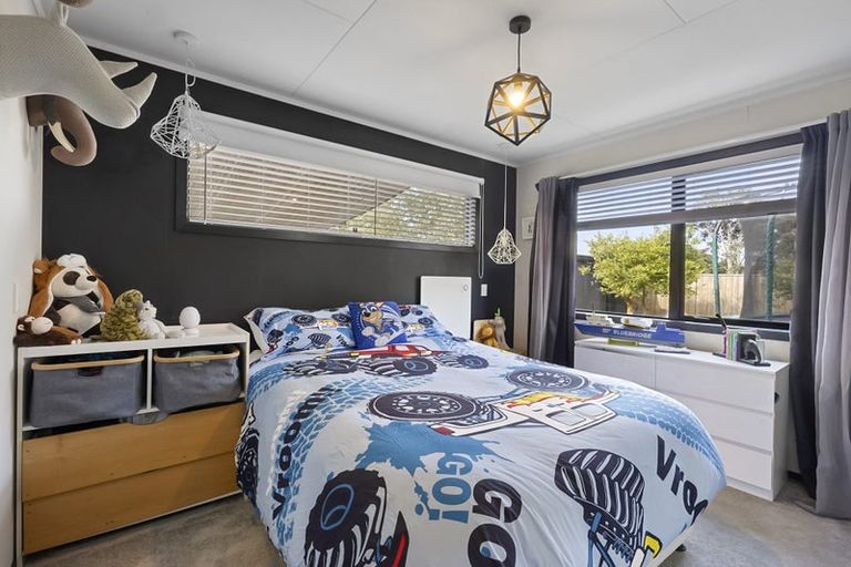 Photo of property in 18 Mayfair Place, Westown, New Plymouth, 4310