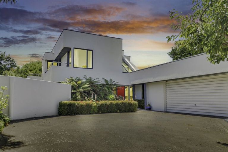 Photo of property in 9 Brockhall Lane, Avonhead, Christchurch, 8042