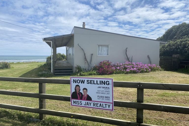 Photo of property in 4 Beach Road, Mokau, 4376