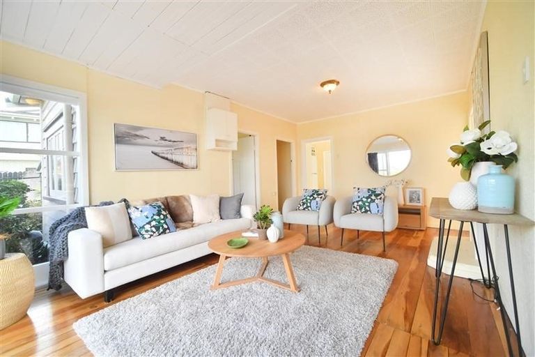 Photo of property in 1/8 Orchard Road, Waiake, Auckland, 0630