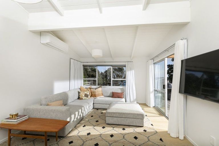 Photo of property in 5 Ngatira Road, Muriwai, Waimauku, 0881