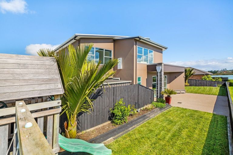 Photo of property in 28 Stranraer Crescent, Wattle Downs, Auckland, 2103