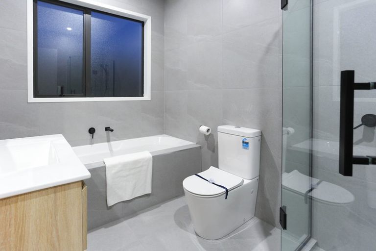 Photo of property in 12 Tarras Road, Kumeu, 0810