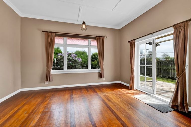 Photo of property in 10 Cameron Street, Hawera, 4610