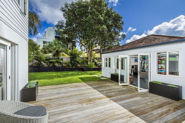 Photo of property in 24 Muritai Road, Milford, Auckland, 0620