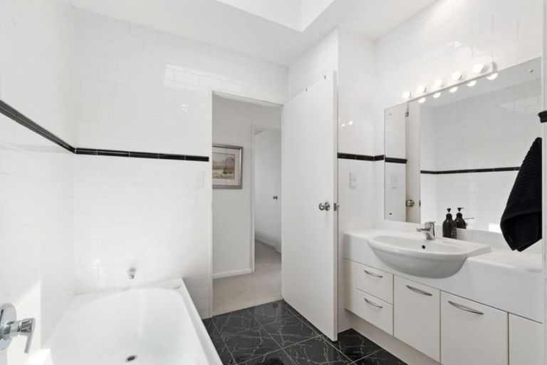 Photo of property in 7/270 Sunset Road, Windsor Park, Auckland, 0632