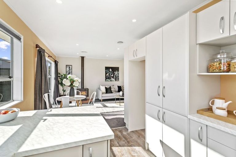 Photo of property in 27b Chetwode Grove, Newlands, Wellington, 6037