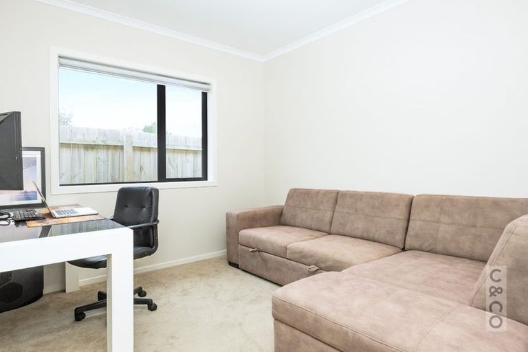 Photo of property in 15 Vogwill Road, Kumeu, 0810