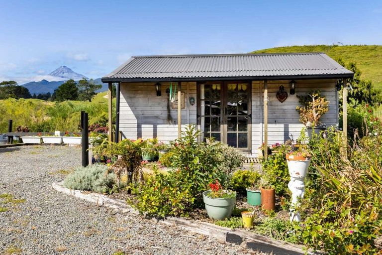 Photo of property in 2 Te Ara Karoiroa Road, Hurford, New Plymouth, 4374
