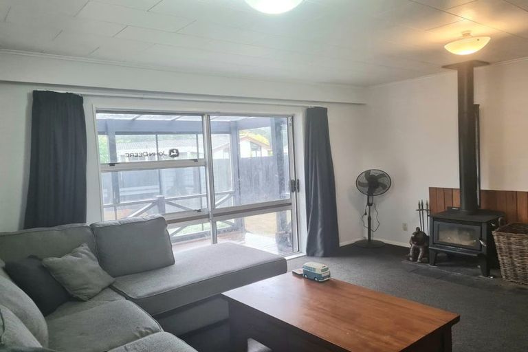 Photo of property in 2/5b Gemstone Drive, Birchville, Upper Hutt, 5018