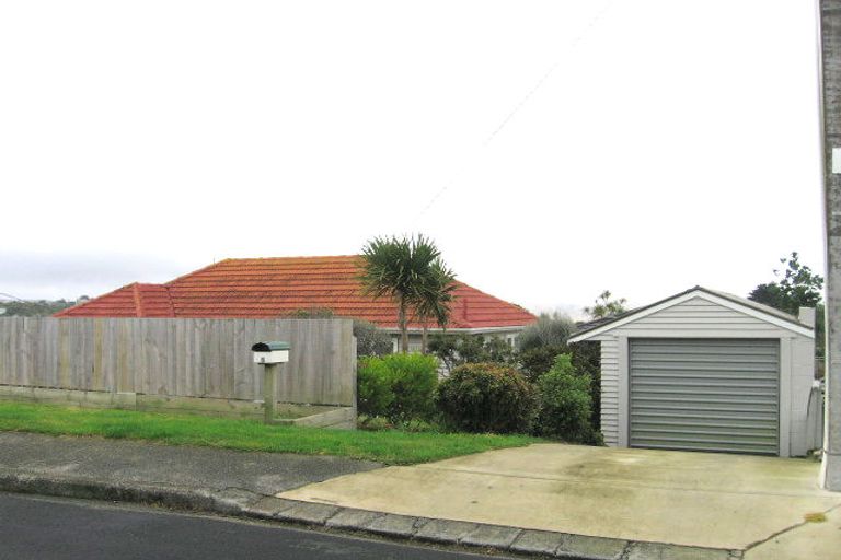 Photo of property in 8 Kinapori Terrace, Newlands, Wellington, 6037