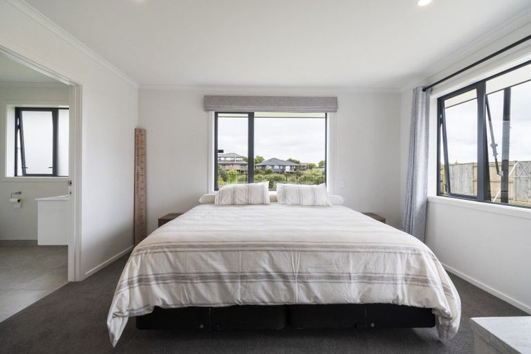 Photo of property in 21 Sardinia Grove, Fitzherbert, Palmerston North, 4410