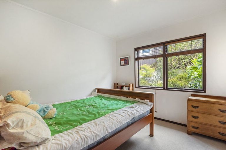 Photo of property in 8 Shearwater Rise, Rothesay Bay, Auckland, 0630
