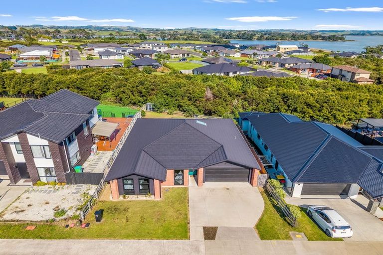 Photo of property in 14 Wheriko Avenue, Glenbrook, Waiuku, 2681