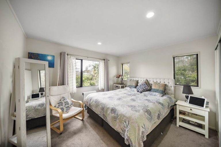 Photo of property in 10 Kirkdale Place, Northcross, Auckland, 0632