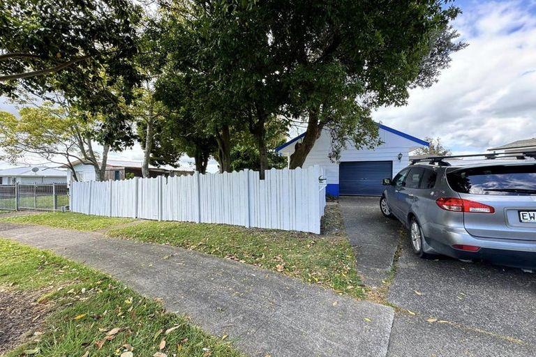 Photo of property in 16 Cottrell Place, Clendon Park, Auckland, 2103