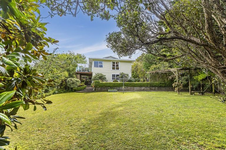 Photo of property in 28 Bartlett Grove, Tawa, Wellington, 5028