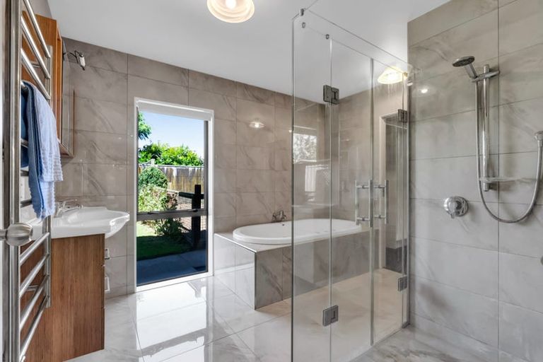 Photo of property in 3e Kinross Drive, Merrilands, New Plymouth, 4312