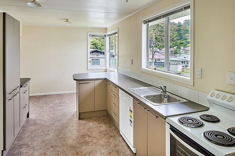 Photo of property in 4 Thomson Grove, Stokes Valley, Lower Hutt, 5019