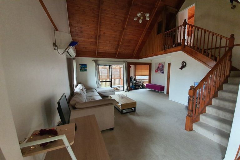 Photo of property in 2/1 Bamboo Grove, Kelston, Auckland, 0602