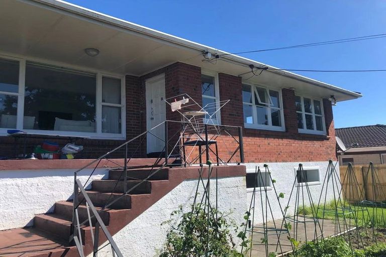 Photo of property in 90 Golf Road, New Lynn, Auckland, 0600