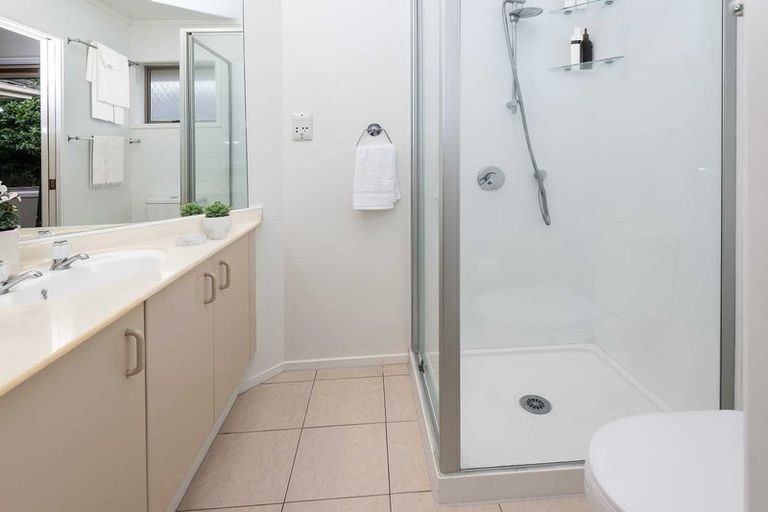 Photo of property in 8 Crescent Hills Court, Northpark, Auckland, 2013