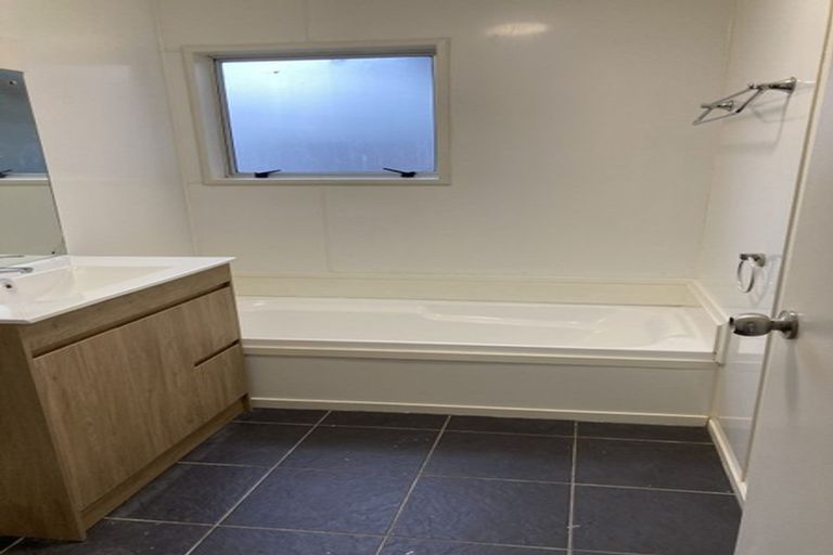 Photo of property in 21 Mona Vale, West Harbour, Auckland, 0618