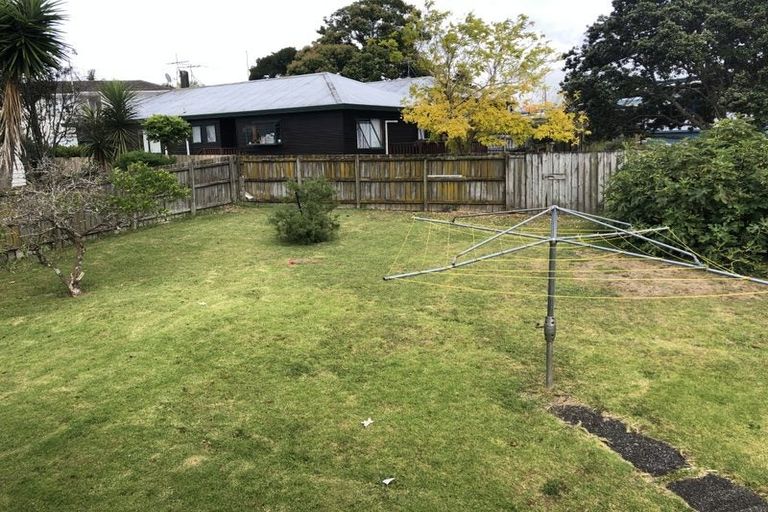 Photo of property in 208 Sunnynook Road, Totara Vale, Auckland, 0627