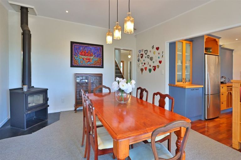 Photo of property in 4 Tasman Avenue, Henderson Valley, Auckland, 0614