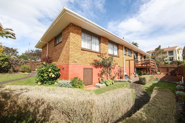 Photo of property in 2 Caledonia Place, Highlands Park, New Plymouth, 4312