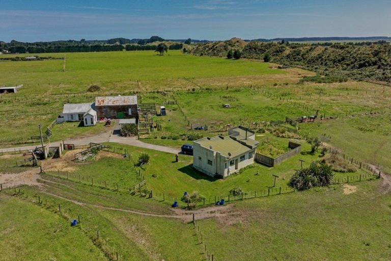 Photo of property in 14 Foxton Beach Road, Foxton, 4891