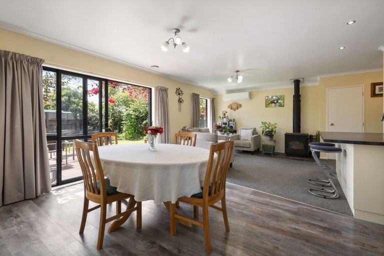 Photo of property in 8 Sunshine Place, Kelvin Grove, Palmerston North, 4414