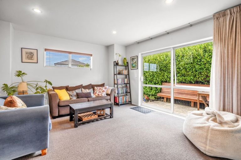Photo of property in 33 Apple Orchard Way, Sunnyvale, Auckland, 0612