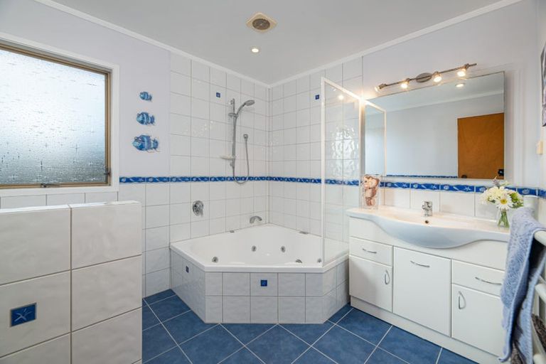 Photo of property in 3 Foyle Place, Glendene, Auckland, 0602