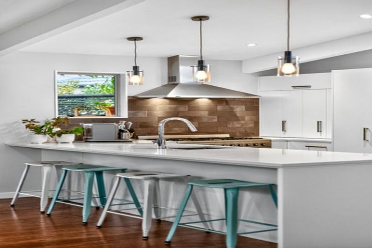 Photo of property in 102 Walmer Road, Point Chevalier, Auckland, 1022