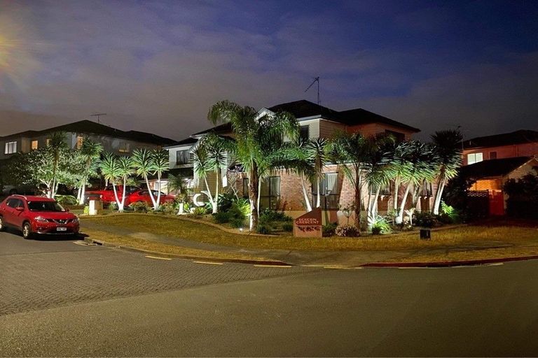 Photo of property in 1 Seresin Crescent, Flat Bush, Auckland, 2016