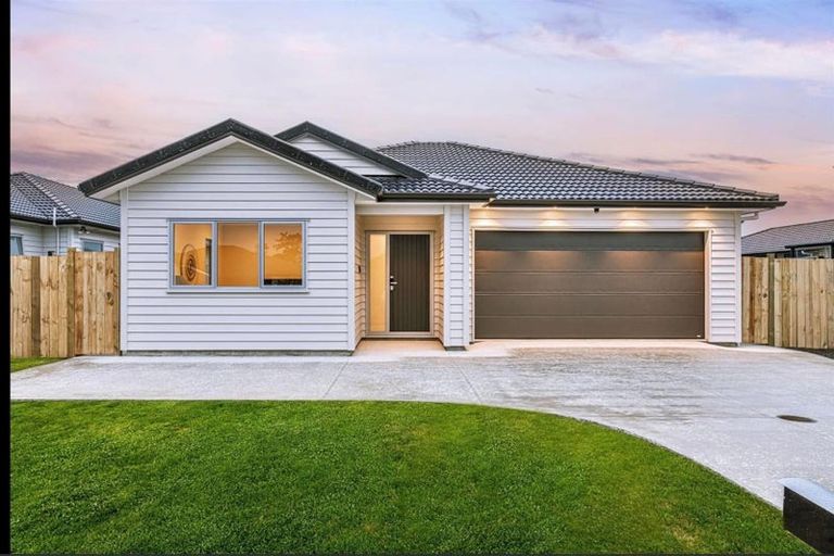 Photo of property in 15 Walter Ruddock Avenue, Kumeu, 0810