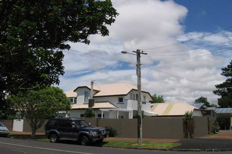 Photo of property in 32 Walford Road, Point Chevalier, Auckland, 1022